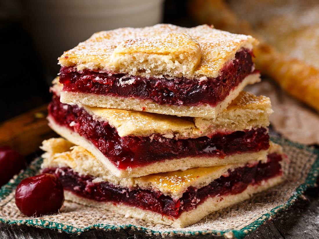 Kirschkuchen mit Pudding: Omas Rezepte mit Streuseln und vom Blech ...