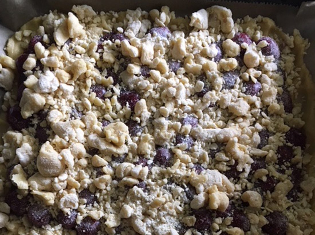 Sie können die Streusel auch ohne Haselnüsse zubereiten, wie auf dem Bild hier
zu sehen. Kirschkuchen mit Streuseln aus dem Ofen.
