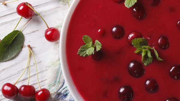 Kirschsuppe von Oma – das Rezept - Foto: iStock/ALLEKO