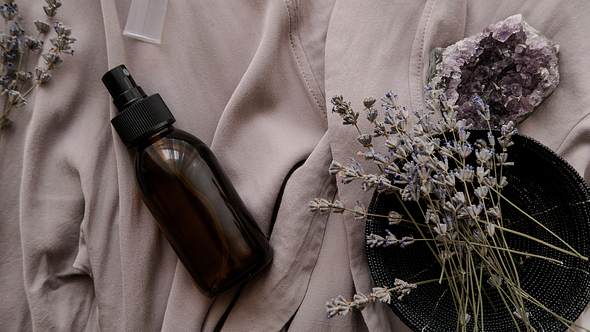 Kissenspray aus Lavendel - Foto: iStock/JulyProkopiv