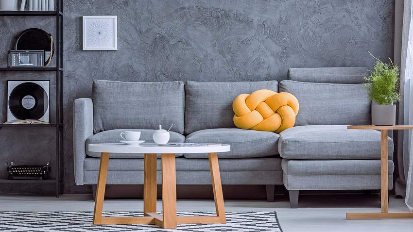 Ein Knotenkissen schmückt jedes Sofa. - Foto: iStock / KatarzynaBialasiewicz