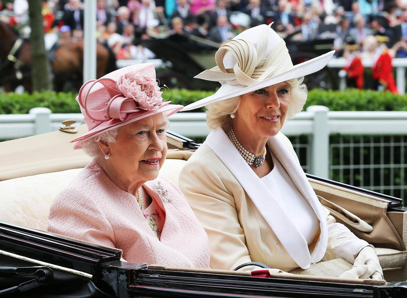 Königin Elizabeth II. und Herzogin Camilla.