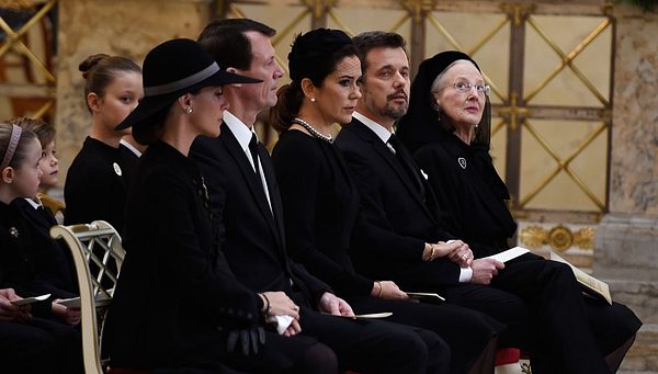 Die dänische Königsfamilie nimmt Abschied von Prinz Henrik.  - Foto: HENNING BAGGER/AFP/Getty Images