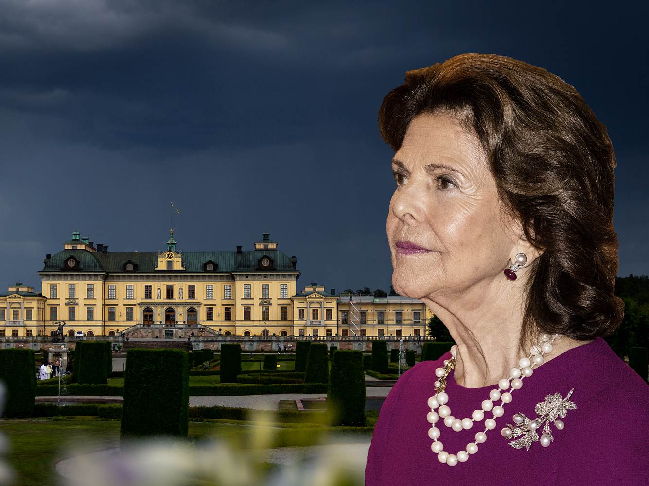 Königin Silvia von Schweden vor Schloss Drottningholm 