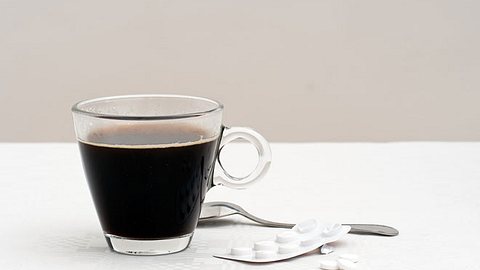 Tasse Kaffee und Tabletten. - Foto: Goldfinch4ever / iStock