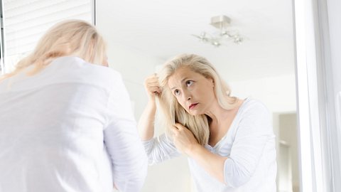 Koffein Shampoo kann bei dünnem Haar und Haarausfall helfen - Foto: iStock/ RobertoDavid
