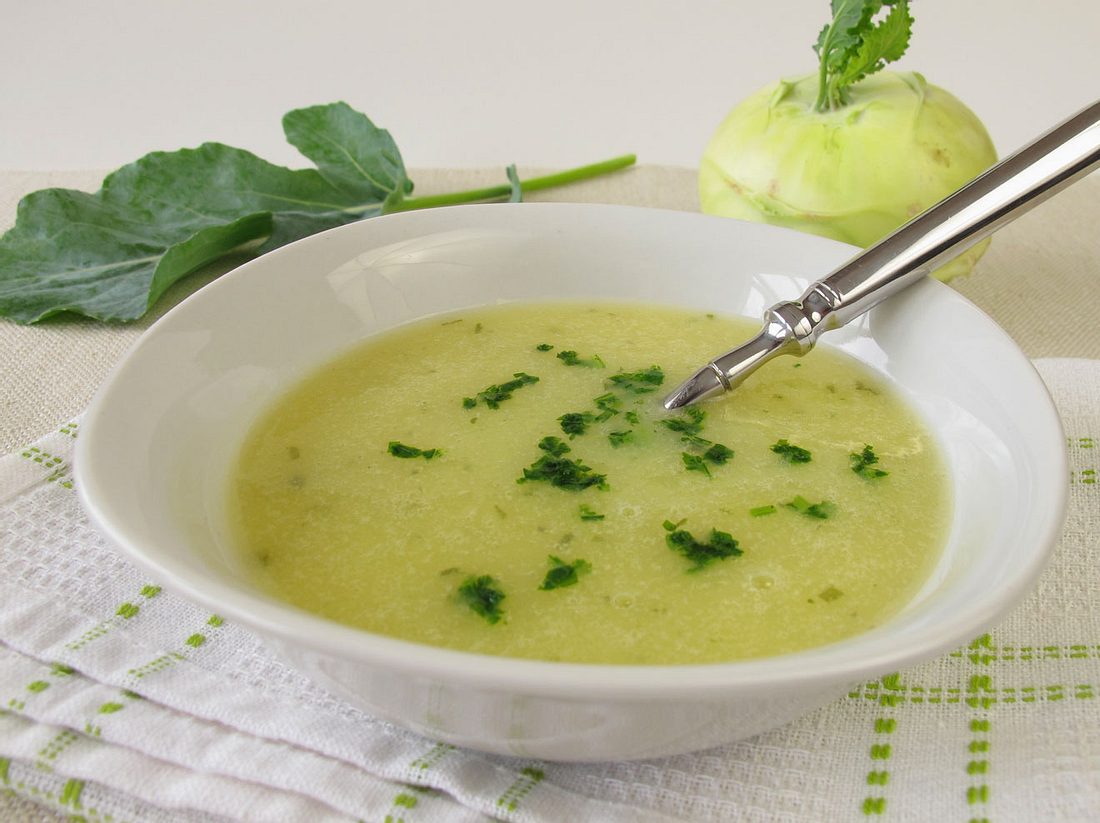 Die Suppe kann nach Belieben mit knusprigem Speck, gebratenen Garnelen oder
Hähnchenspießen serviert werden. Kohlrabisuppe