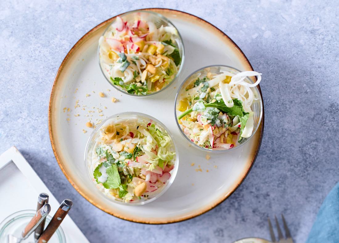 Kohlrabisalat mit Radieschen und Kohl. Kohlrabisalat mit Radieschen und Kohl.