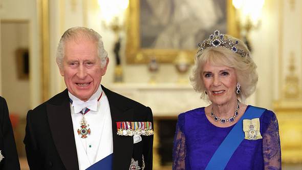 König Charles III. und Camilla bei einem Staatsempfang für den Südafrikanischen Präsidenten während seines Englandbesuchs im Buckingham Palace in London. - Foto: IMAGO / i Images