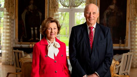 König Harald und Königin Sonja sind seit über 50 Jahren verheiratet. - Foto: ERIK EDLAND/GettyImages