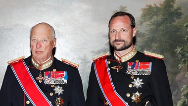 König Harald und sein Sohn Kronprinz Haakon im Juni 2019. - Foto:  RYAN KELLY/ Getty Images
