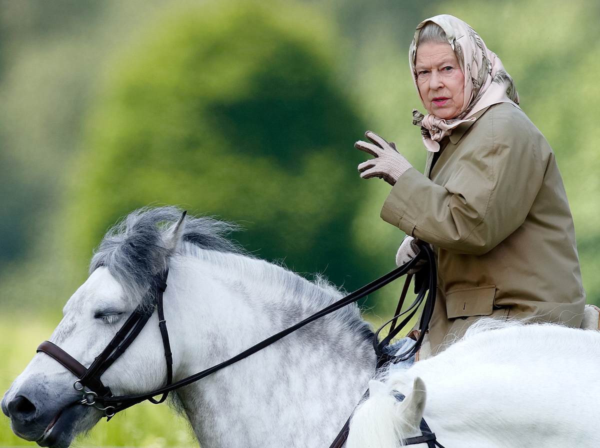 Königin Elizabeth II. hoch zu Ross am 2. Juni 2006