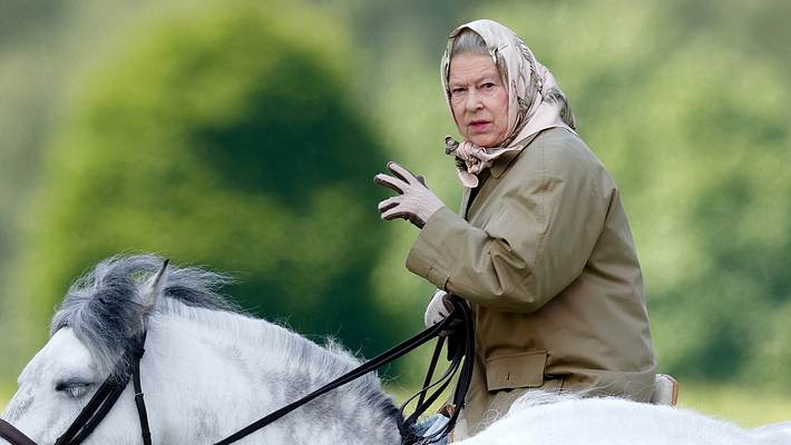 Königin Elizabeth II. hoch zu Ross am 2. Juni 2006 - Foto:  Max Mumby/Indigo/Getty Images