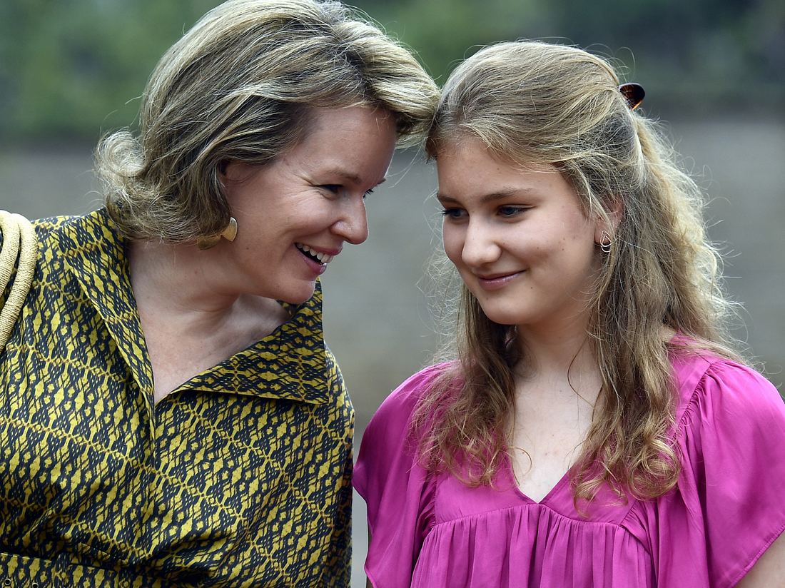 Königin Mathilde und ihre Tochter, Prinzessin Elisabeth, bei einem Auslandsbesuch.