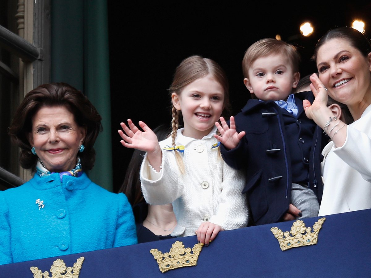 Königin Silvia mit ihrer Tochter Prinzessin Victoria und den Kindern der Kronprinzessin.