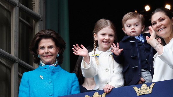 Königin Silvia mit ihrer Tochter Prinzessin Victoria und den Kindern der Kronprinzessin. - Foto: Michael Campanella/Getty Images 