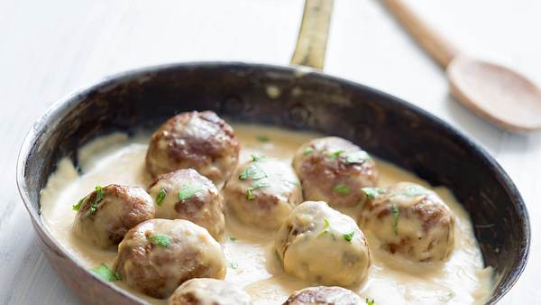 Köttbullar in deftiger Soße. - Foto: Imago / Shotshop