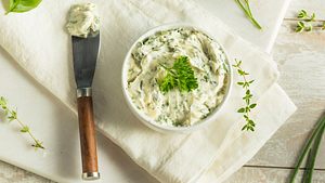 Selbst gemachte Kräuterbutter auf einem Tisch - Foto: bhofack2/iStock