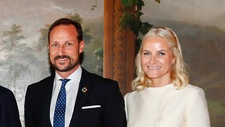 Kronprinz Haakon und Prinzessin Mette-Marit mit dem Königspaar. - Foto: TERJE PEDERSEN/Getty Images