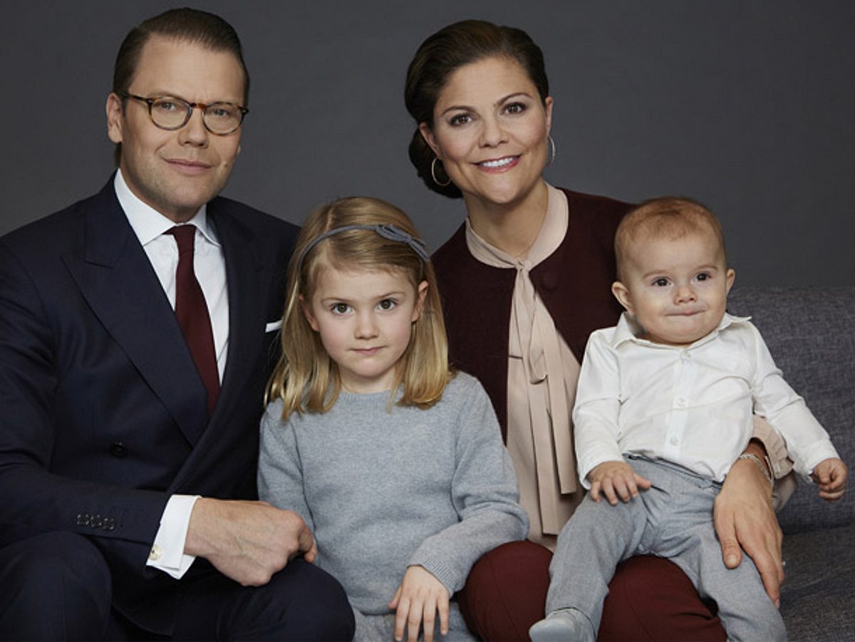 Neues Familien-Porträt von Prinz Oscar, Prinzessin Estelle, Prinzessin Victoria und Daniel von Schweden. 