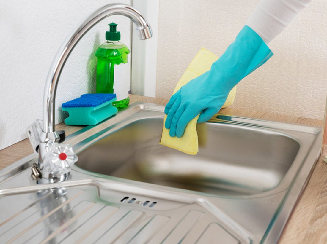 Spüle reinigen mit Hausmitteln: Tipps und Tricks Spüle reinigen mit Hausmitteln: Tipps und Tricks