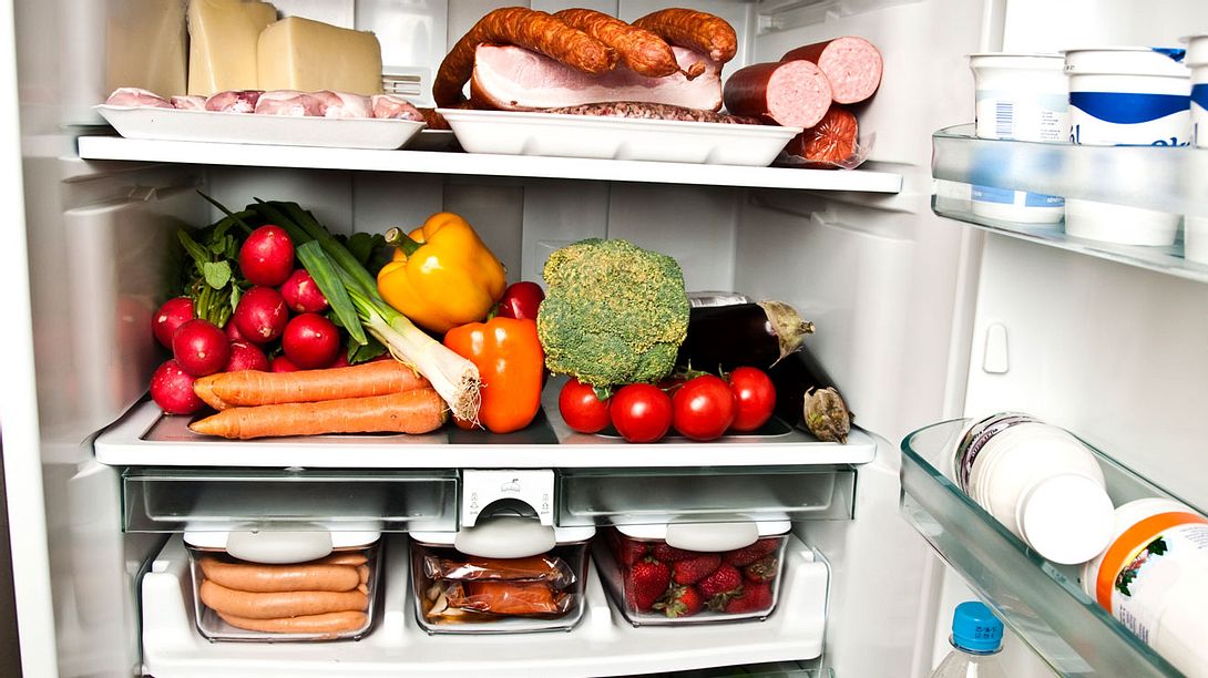 Kühlschrank stinkt – diese 5 Hausmittel helfen - Foto: iStock / fuzzbones0