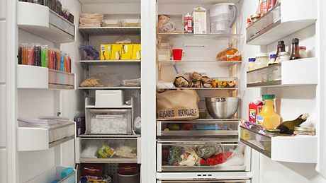 Beim Kühlschrank einräumen müssen Sie die Temperaturen beachten.  - Foto: PGGutenbergUKLtd / iStock