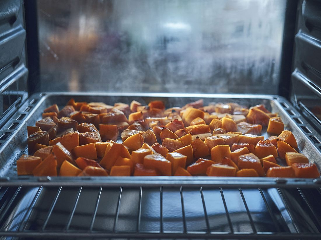 Die Zubereitung von Kürbis im Ofen gelingt schnell und einfach. 