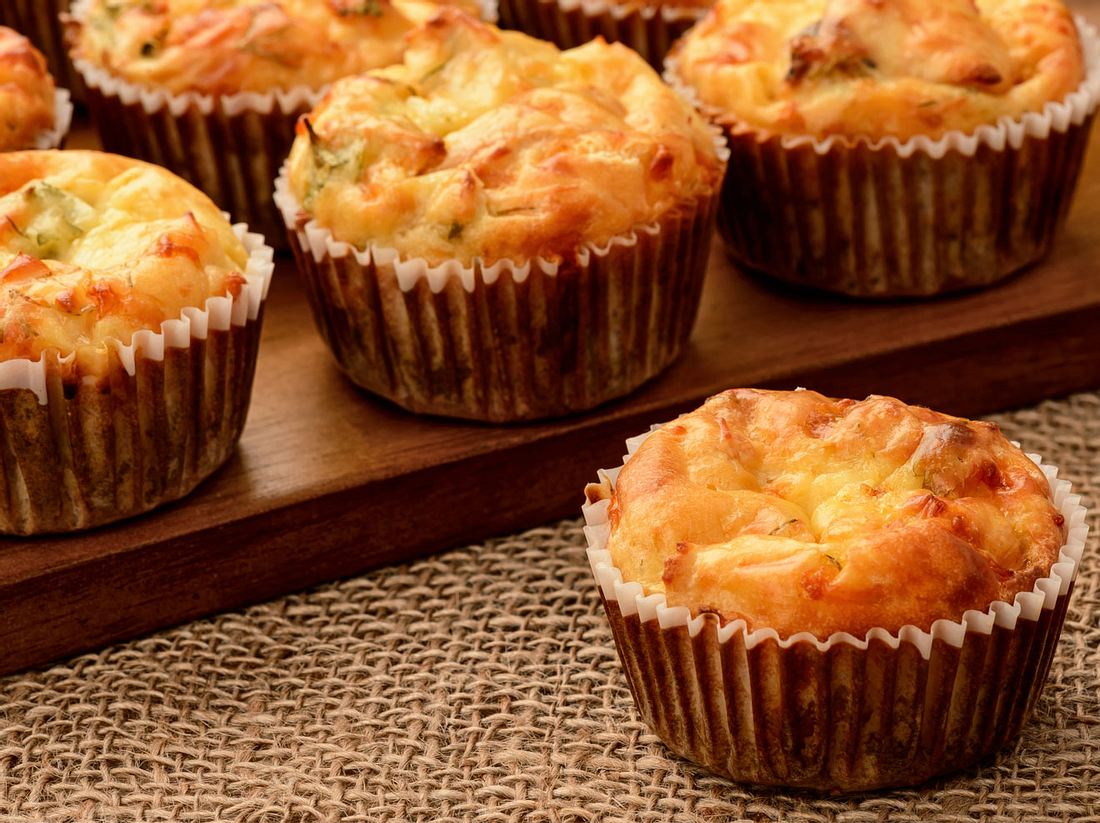 Verfeinert mit würzigem Bergkäse, sind die Kürbismuffins ein herzhafter Genuss. Verfeinert mit würzigem Bergkäse, sind die Kürbismuffins ein herzhafter Genuss.