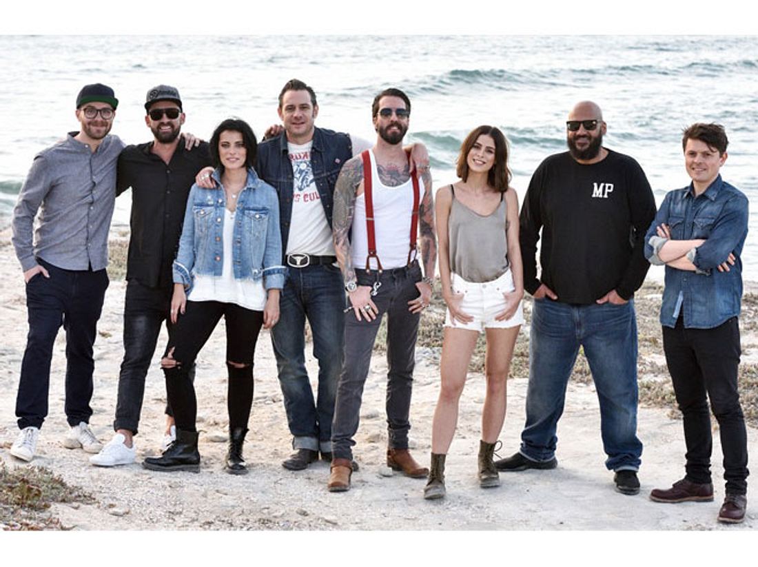 Die versammelte Mannschaft der aktuellen Staffel von 'Sing meinen Song' (von
links nach rechts): Mark Forster, Gentleman, Silbermond-Sängerin Stefanie Kloß,
Sascha Vollmer, Alec Völkel, Lena, Moses Pelham, Michael Patrick Kelly. Die malerische Kulisse von Sing meinen Song in Südafrika.