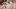 Kosmetikerin klebt künstliche Wimpern bei anderer Frau mit geschlossenen Augen an. - Foto: iStocke/stock_colors