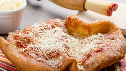 Schmeckt nach Urlaub in Ungarn: Langos! - Foto: PeteerS / iStock