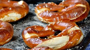 Laugenbrezeln schmecken lauwarm am besten.  - Foto: kabVisio / iStock