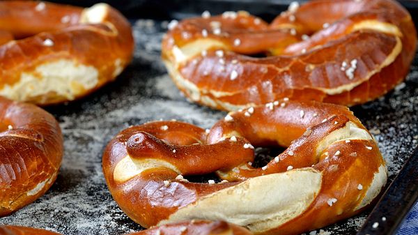 Laugenbrezeln schmecken lauwarm am besten.  - Foto: kabVisio / iStock