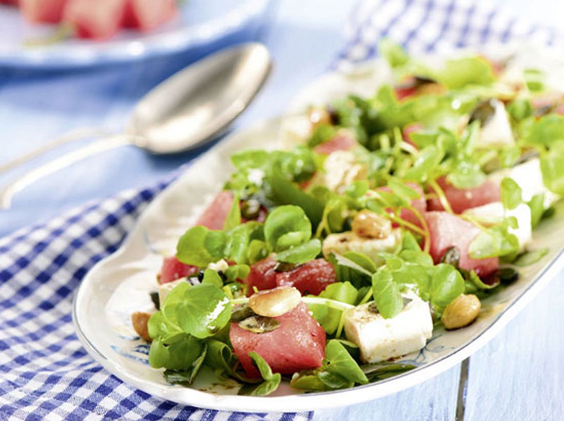 Leicht und lecker: Kräutersalat mit Feta und Wassermelone Leicht und lecker: Kräutersalat mit Feta und Wassermelone