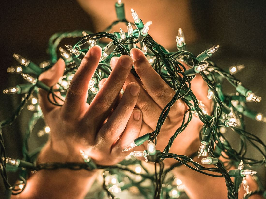 Es gibt verschiedene Möglichkeiten, Lichterketten am Weihnachtsbaum anzubringen.
