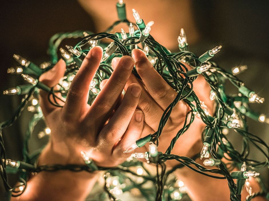 Lichterkette am Weihnachtsbaum anbringen: So geht's besser 