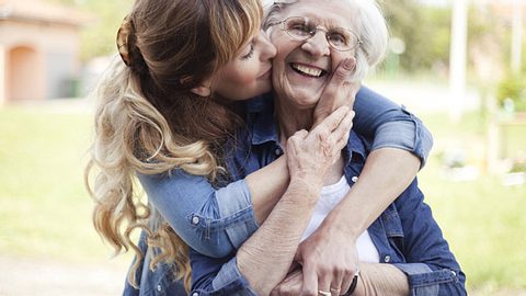 Pflegt Ihre Mutter einen engen Kontakt zu Familie und Freunden, kann sie besonders alt werden. - Foto: M_a_y_a / iStock