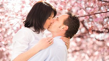 Küssen macht nicht nur Spaß, sondern ist auch gut für die Beziehung. - Foto: wundervisuals / iStock