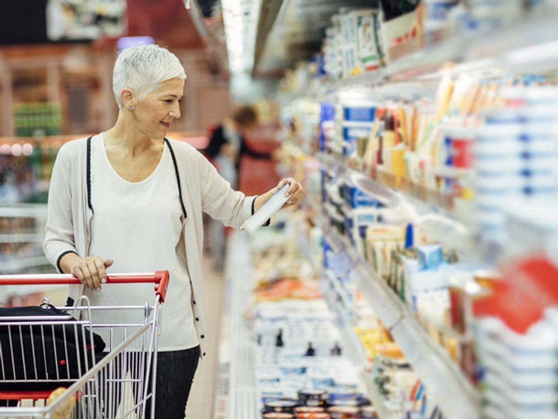 Lightprodukte, Vergleich, Frau im Supermarkt Lightprodukte, Vergleich, Frau im Supermarkt