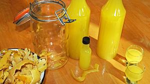 Selbstgemachter Limoncello aus Zitronenschalen auf einem Tisch.  - Foto: iStock / Sloot