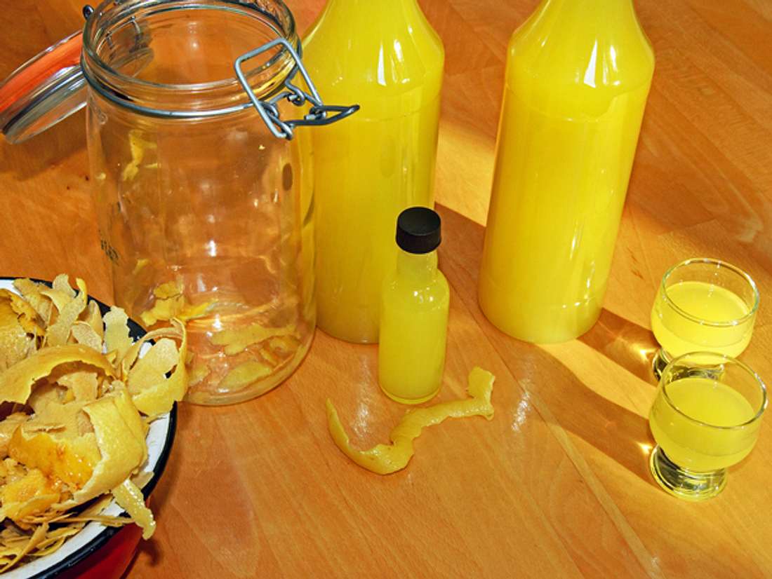 Limoncello lässt sich mit diesem italienischen Rezept ganz einfach selbst machen! Limoncello lässt sich mit diesem italienischen Rezept ganz einfach selbst machen!