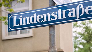 Die Lindenstraße wird nach über drei Jahrzehnten abgesetzt. - Foto: WDR / Steven Mahner