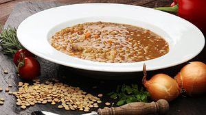 Linsensuppe muss nicht immer klassisch zubereitet werden.  - Foto: beats3 /iStock 