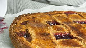 Linzer Torte, auf diesem Bild ohne den typischen Mandelrand.  - Foto: lenushkab / iStock