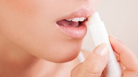 Dieser Lippenbalsam hilft wirklich bei trockenen Lippen - Foto: petrunjela/istock