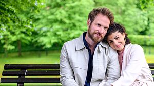 Leonard (Christian Feist) und Pauline (Liza Tzschirner) bei Sturm der Liebe. - Foto: ARD/Christof Arnold