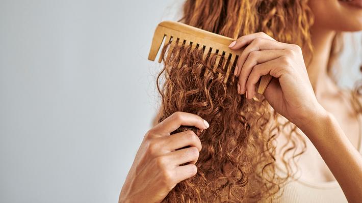 Lockenshampoo - Foto: istock/Delmaine Donson