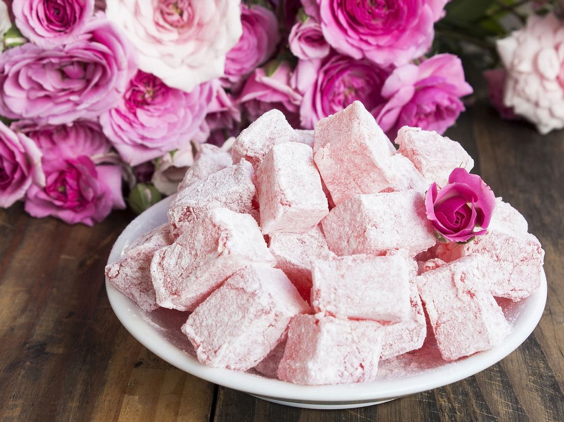Lokum mit Rosen macht auch optisch viel her. Rezept für Lokum mit Rosen-Aroma.
