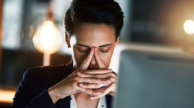Nachtschichten wirken sich negativ auf unsere Gesundheit aus. - Foto: PeopleImages / iStock